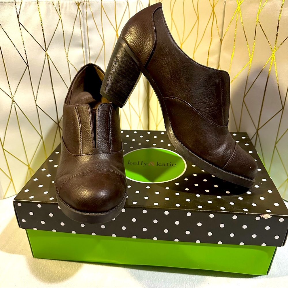 Kelly & Katie KK Cathy Brown 2.5” Pumps - Size 7.5